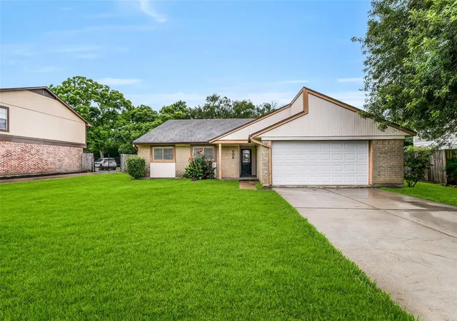Photo 1 of Single family home for sale at 508 E Castle Harbour Dr, Friendswood, TX 77546 | MLS# 89086880 | Listing updated on 2026-08-30