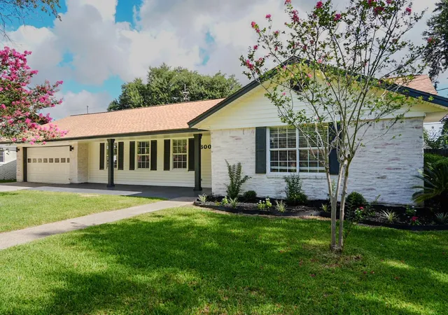 Homes for sale in Baytown, TX | 800 Rosewood Dr, Baytown, TX 77520 | MLS# 23090644