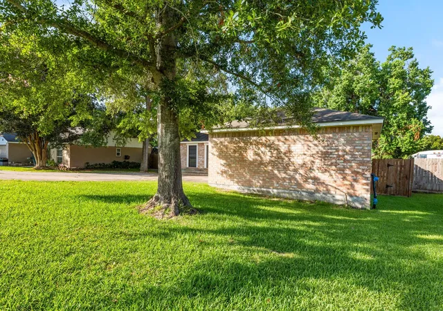 Photo 3 of Single family home for sale at 12799 Lake Conroe Hills Dr, Willis, TX 77318 | MLS# 11054240 | Listing updated on 2025-12-20