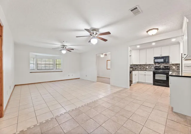 Photo 4 of Single family home for sale at 12799 Lake Conroe Hills Dr, Willis, TX 77318 | MLS# 11054240 | Listing updated on 2025-12-20