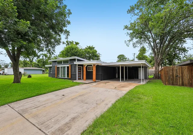 2nd image of 159 Oak Dr, Lake Jackson, TX 77566 | MLS# 30368184