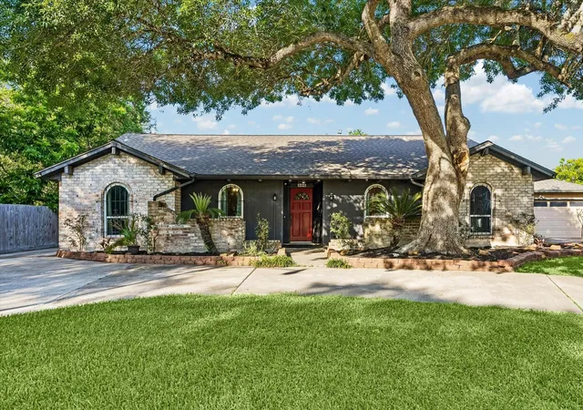 1st image of 306 Lafayette Ln, League City, TX 77573 | MLS# 94267000
