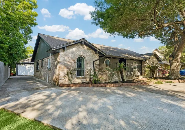 2nd image of 306 Lafayette Ln, League City, TX 77573 | MLS# 94267000
