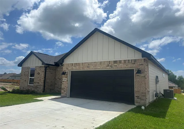 Photo 2 of Sale Pending at 12059 Curlin Dr, Willis, TX 77318 | MLS# 52022404 | Listing updated on 2026-09-04