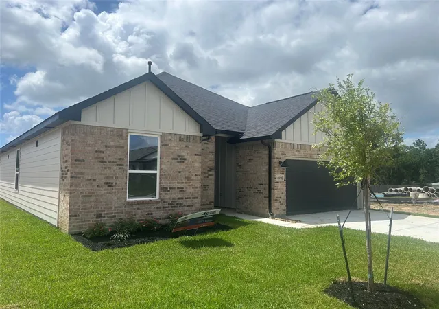 Photo 3 of Sale Pending at 12059 Curlin Dr, Willis, TX 77318 | MLS# 52022404 | Listing updated on 2026-09-04