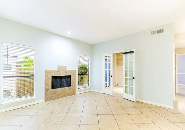 Photo 4 of Condo for sale at 1818 Augusta Dr #27, Houston, TX 77057 | MLS# 2530814 | Listing updated on 2026-09-01
