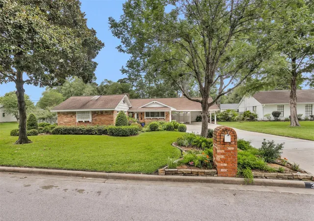 Photo 2 of Single family home for sale at 3 Fairway Dr, Conroe, TX 77304 | MLS# 19255991 | Listing updated on 2026-09-17