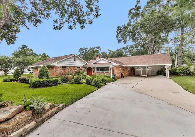 Photo 3 of Single family home for sale at 3 Fairway Dr, Conroe, TX 77304 | MLS# 19255991 | Listing updated on 2026-09-17