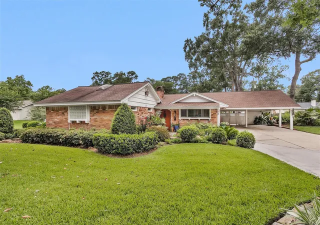 Photo 3 of Single family home for sale at 3 Fairway Dr, Conroe, TX 77304 | MLS# 19255991 | Listing updated on 2026-09-17