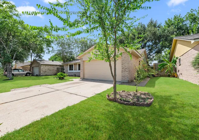 Photo 3 of Sale Pending at 7327 Stone Pine Ln, Houston, TX 77041 | MLS# 78367113 | Listing updated on 2026-08-26