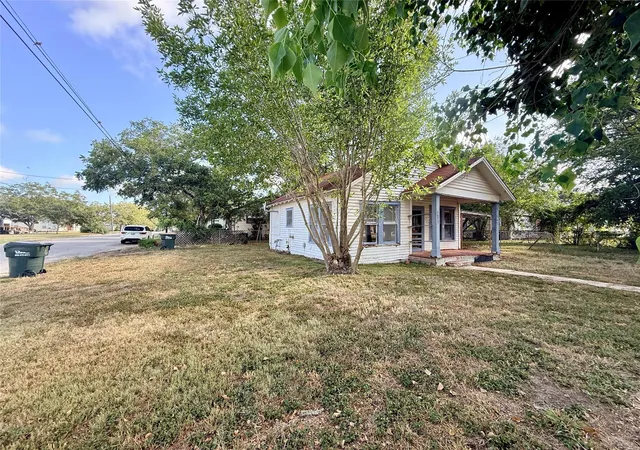 Photo 3 of Single family home for sale at 201 E Bailey St, Cuero, TX 77954 | MLS# 45943304 | Listing updated on 2026-08-19