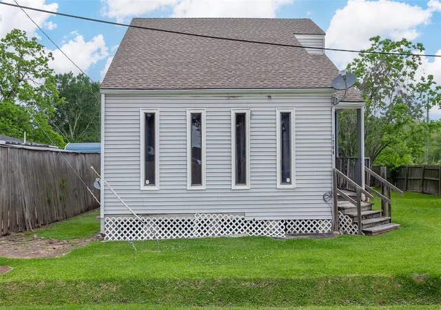 Photo 3 of Sale Pending at 1704 Crockett St, Orange, TX 77630 | MLS# 7361850 | Listing updated on 2026-08-19