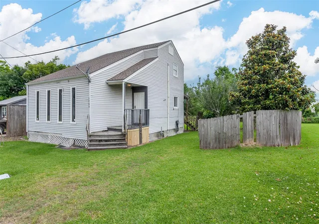 Photo 3 of Sale Pending at 1704 Crockett St, Orange, TX 77630 | MLS# 7361850 | Listing updated on 2026-08-19