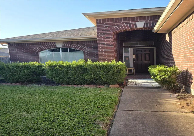 Photo 2 of Sale Pending at 3502 Stratford Manor Dr, Sugar Land, TX 77498 | MLS# 78456183 | Listing updated on 2026-08-05