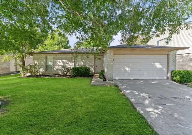 1st image of 6210 Vinewood Ln, League City, TX 77573 | MLS# 47052680