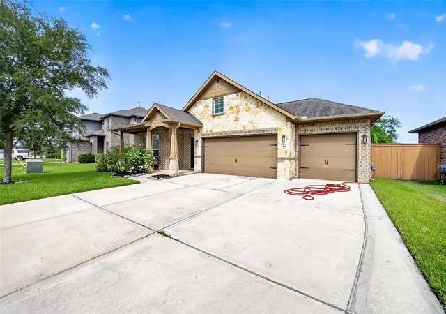 Photo 3 of Single family home for sale at 2418 Kelson Cvs Dr, La Marque, TX 77568 | MLS# 75739548 | Listing updated on 2026-08-27