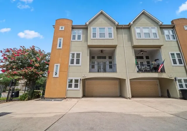 Photo 2 of Townhouse for sale at 1128 W 26th Street, Houston, TX 77008 | MLS# 19191224 | Listing updated on 2026-08-03