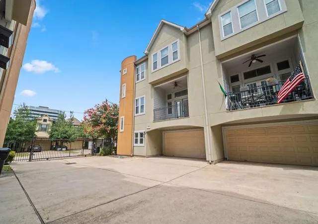 Photo 3 of Townhouse for sale at 1128 W 26th Street, Houston, TX 77008 | MLS# 19191224 | Listing updated on 2026-08-03