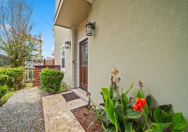Photo 4 of Townhouse for sale at 1128 W 26th Street, Houston, TX 77008 | MLS# 19191224 | Listing updated on 2026-08-03