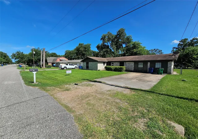 Photo 3 of Sale Pending at 1216 Fair Dr, Angleton, TX 77515 | MLS# 97532886 | Listing updated on 2026-09-21