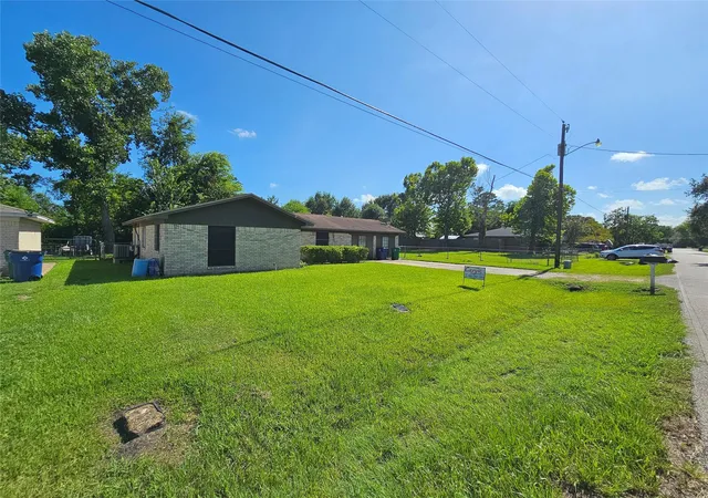 Photo 3 of Sale Pending at 1216 Fair Dr, Angleton, TX 77515 | MLS# 97532886 | Listing updated on 2026-09-21
