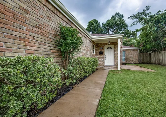 Photo 2 of Single family home for sale at 10061 Timberwood Dr, Houston, TX 77080 | MLS# 66306043 | Listing updated on 2026-08-18