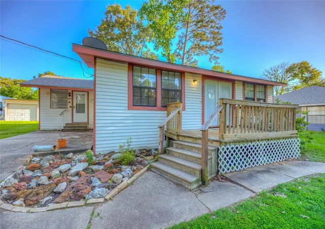 2nd image of 323 Lakeview Dr, Onalaska, TX 77360 | MLS# 60450298