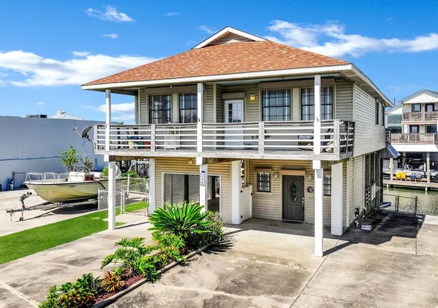 Photo 1 of Sale Pending at 40 Harbor Cir, Galveston, TX 77554 | MLS# 42829010 | Listing updated on 2026-08-21