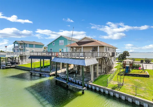 Photo 2 of Sale Pending at 40 Harbor Cir, Galveston, TX 77554 | MLS# 42829010 | Listing updated on 2026-08-21