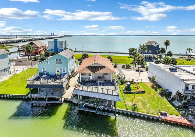 Photo 3 of Sale Pending at 40 Harbor Cir, Galveston, TX 77554 | MLS# 42829010 | Listing updated on 2026-08-21