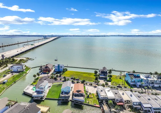 Photo 3 of Sale Pending at 40 Harbor Cir, Galveston, TX 77554 | MLS# 42829010 | Listing updated on 2026-08-21