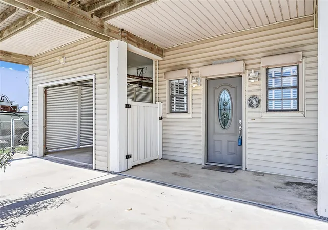 Photo 4 of Sale Pending at 40 Harbor Cir, Galveston, TX 77554 | MLS# 42829010 | Listing updated on 2026-08-21