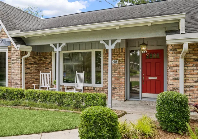Photo 2 of Sale Pending at 1018 Ben Hur Dr, Houston, TX 77055 | MLS# 62966069 | Listing updated on 2026-08-31