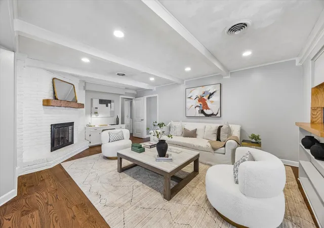 Photo 3 of Sale Pending at 1018 Ben Hur Dr, Houston, TX 77055 | MLS# 62966069 | Listing updated on 2026-08-31
