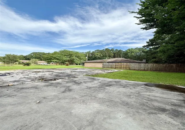3rd image of 320 Hebert St, Vidor, TX 77662 | MLS# 11574668
