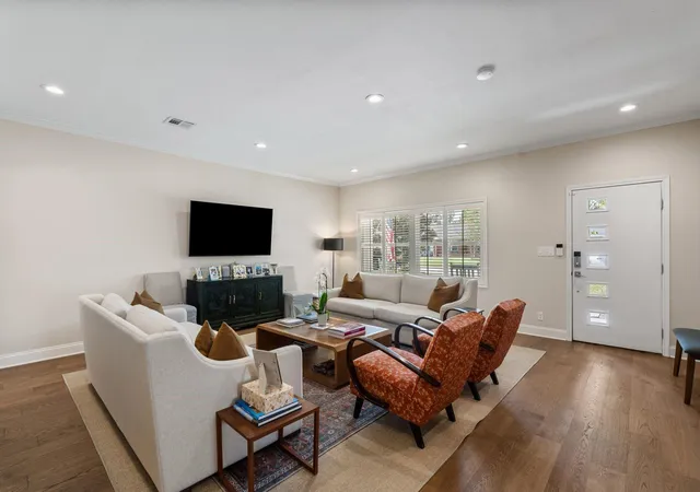 5th image of 9605 Cedardale Dr, Houston, TX 77055 | MLS# 33015260