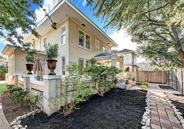 Photo 3 of Single family home for sale at 222 Marshall St, Houston, TX 77006 | MLS# 3171519 | Listing updated on 2026-05-26