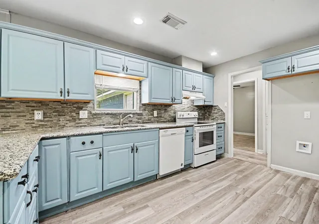 Photo 2 of Single family home for sale at 203 Chestnut St, Lake Jackson, TX 77566 | MLS# 12407206 | Listing updated on 2026-09-14