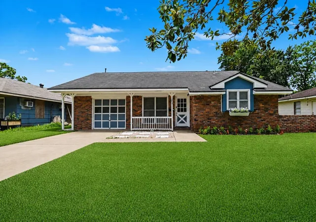 Photo 4 of Single family home for sale at 203 Chestnut St, Lake Jackson, TX 77566 | MLS# 12407206 | Listing updated on 2026-09-14