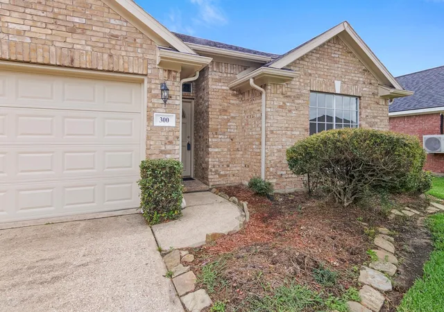 Homes for sale in La Porte, TX | 300 Spencer Lndg E, La Porte, TX 77571 | MLS# 90224532
