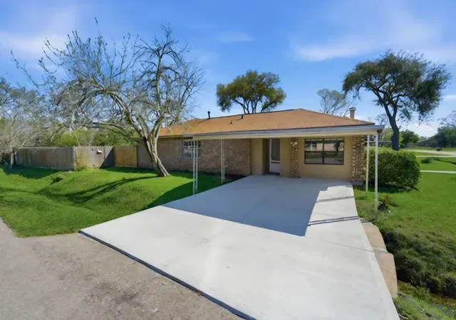 2nd image of 4803 28th St E, Dickinson, TX 77539 | MLS# 33006444