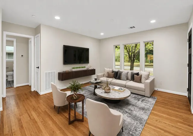 Photo 4 of Single family home for sale at 4238 T C Jester Blvd, Houston, TX 77018 | MLS# 21057170 | Listing updated on 2026-09-07