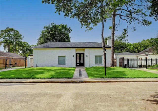 Photo 1 of Single family home for sale at 10118 Briar Rose Dr, Houston, TX 77042 | MLS# 9063047 | Listing updated on 2026-05-01