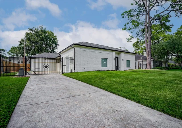 Photo 2 of Single family home for sale at 10118 Briar Rose Dr, Houston, TX 77042 | MLS# 9063047 | Listing updated on 2026-05-01