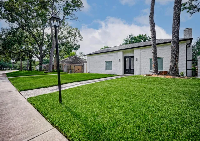 Photo 3 of Single family home for sale at 10118 Briar Rose Dr, Houston, TX 77042 | MLS# 9063047 | Listing updated on 2026-05-01
