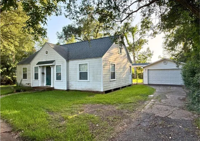 2nd image of 1801 Central Dr, Beaumont, TX 77706 | MLS# 59036896