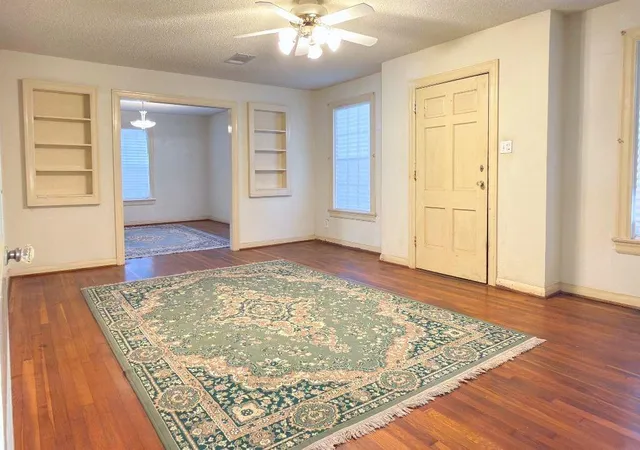 3rd image of 1801 Central Dr, Beaumont, TX 77706 | MLS# 59036896