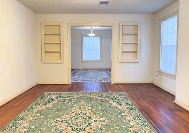 4th image of 1801 Central Dr, Beaumont, TX 77706 | MLS# 59036896