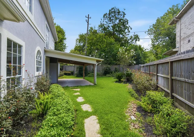 Photo 3 of Single family home for sale at 4042 Glen Cvs Dr, Houston, TX 77021 | MLS# 17143630 | Listing updated on 2026-09-09