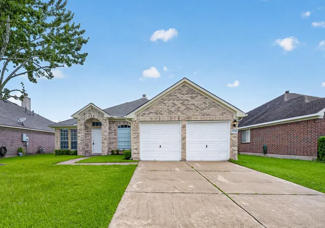 Homes for sale in Pearland, TX | 4915 Lochman Ln, Pearland, TX 77584 | MLS# 3441158